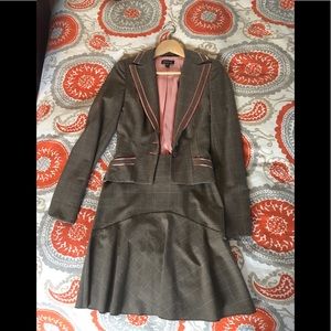 bebe Suit. Jacket 0, skirt 2.